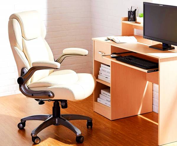 What are the characteristics of a suitable computer chair?