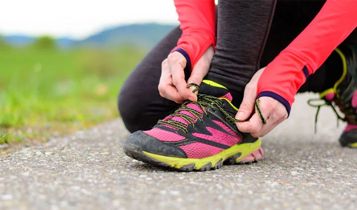 What are the characteristics of good sports shoes?
