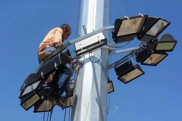 Mast or light tower